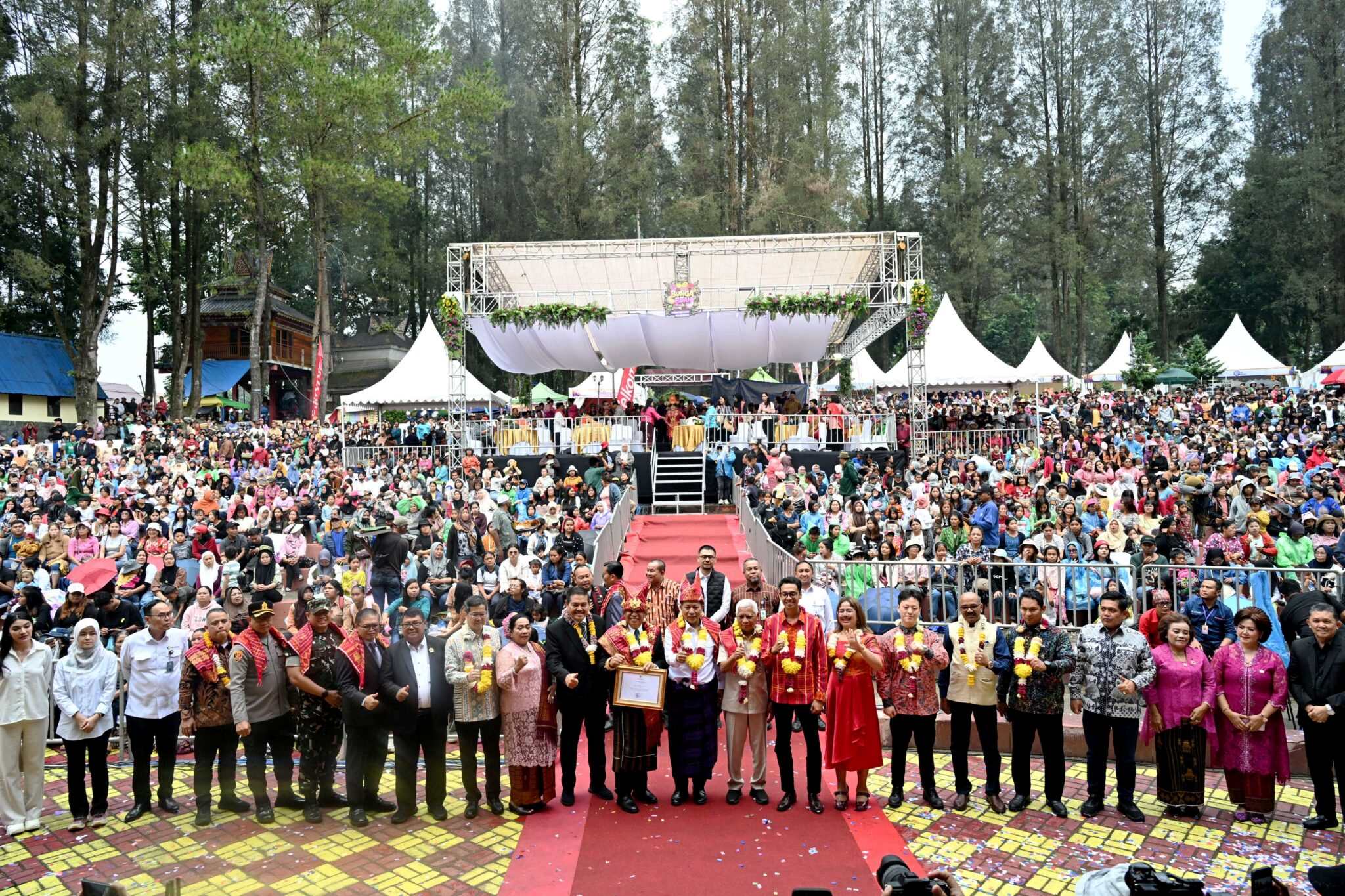 Semarak Festival Bunga dan Buah 2026, Wagub Sumut dan Menkop Lepas Pawai di Berastagi