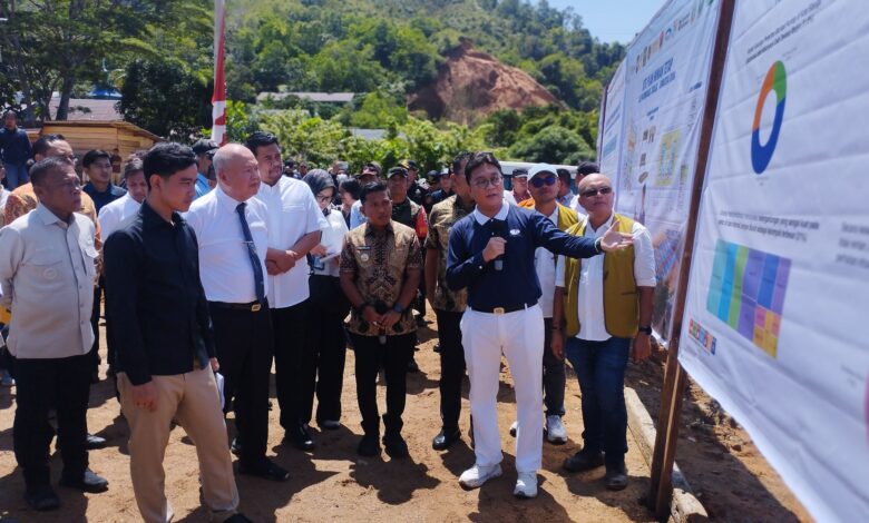 Gubernur Bobby Dampingi Wapres Gibran Serahkan Sertifikat Huntap di Sibolga, Warga Bersyukur Miliki Rumah untuk Ditempati Selamanya